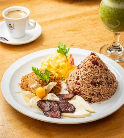 Gallo pinto tradicional con carne en salsa